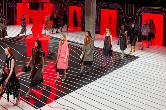 PRADA秋冬系列5大亮点!超美羽绒西装、迷你手表包、项链包、腰包!