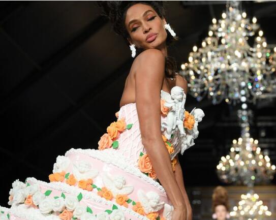 米兰时装周!MOSCHINO 秋冬大秀现「行走的生日蛋糕」!戏谑版凡尔赛败金女每一套都超有戏