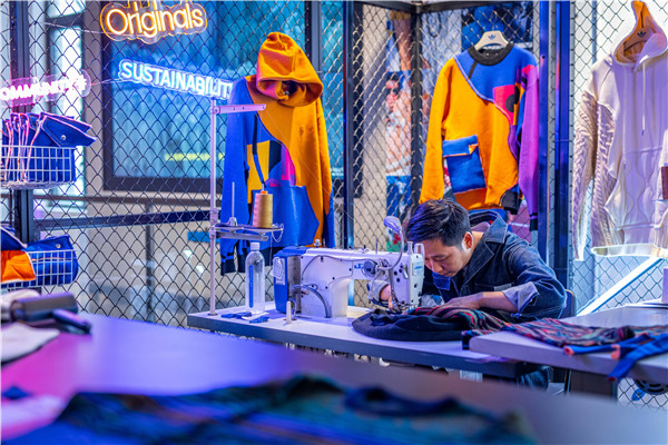 ADIDAS x NAO 虚拟织布机可持续发展活动(图片来源于品牌) ADIDAS x NAO 虚拟织布机可持续发展活动